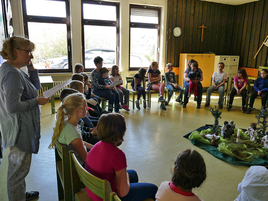 Kinderkarfreitagsliturgie im Gemeindezentrum (Foto: Karl-Franz Thiede)